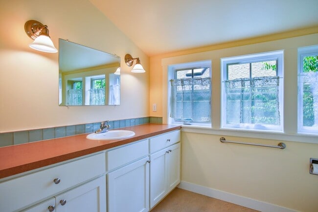 Building Photo - 1086 Village Loop