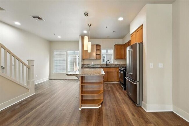 Building Photo - Versatile Townhome: Perfect for Live/Work ...