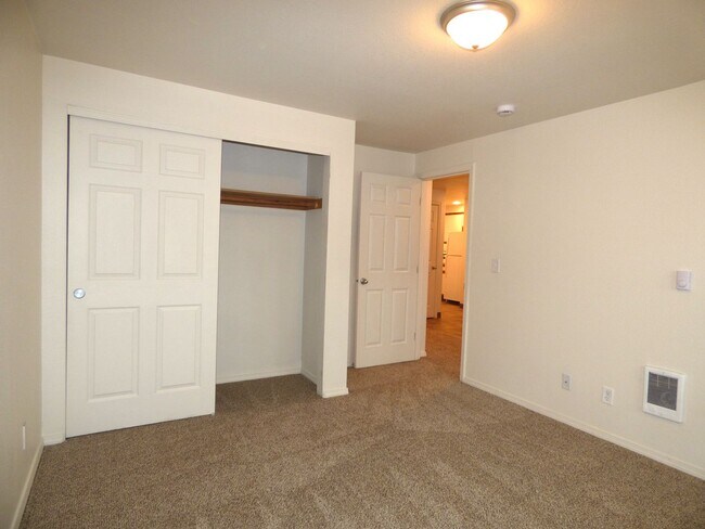 Building Photo - Rent Special: FREE June's Rent - 2 Bedroom 1 Bath Unit NE Salem!