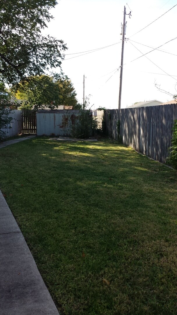 Building Photo - 5 Bedrooms, 2 Bath  House with Attached Garage