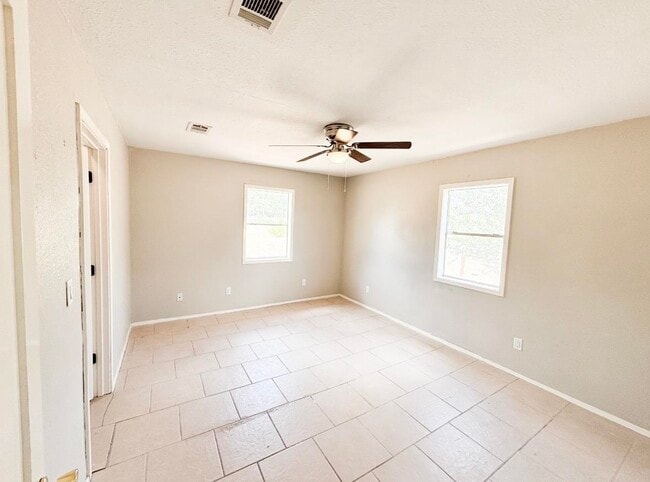 Building Photo - 205 Cambridge Ln