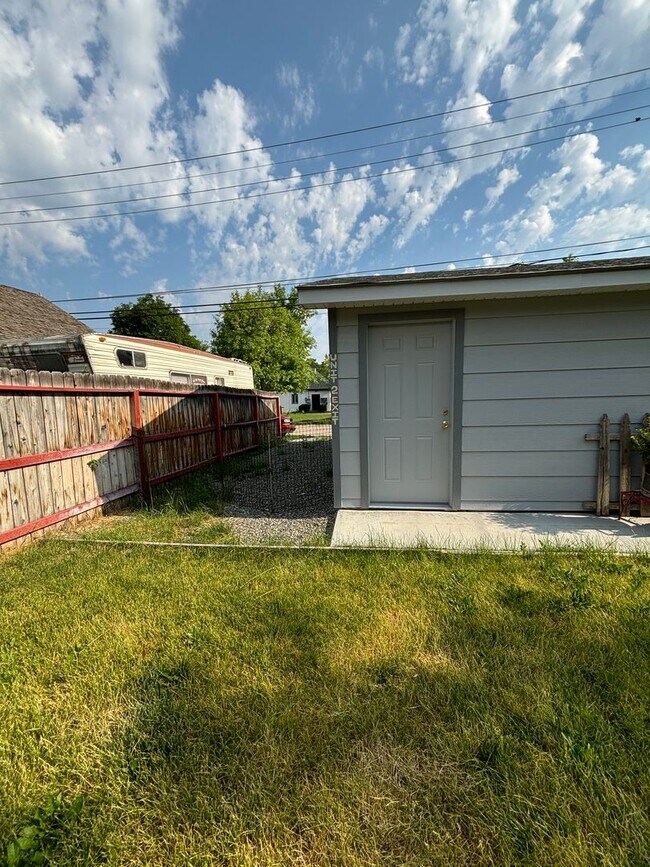 Building Photo - 1418 Phoenix Ave