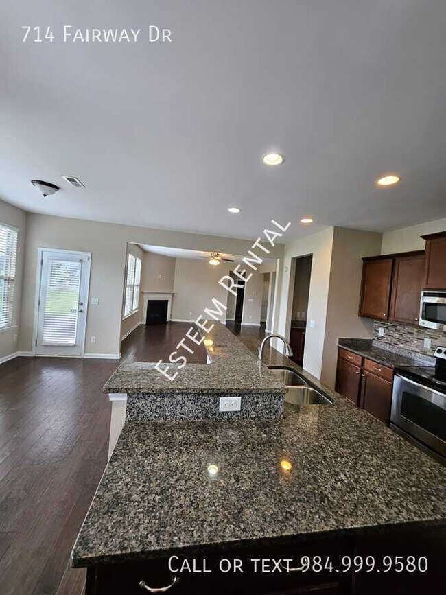 Building Photo - 714 Fairway Dr