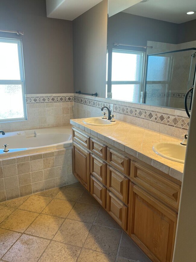 Building Photo - Custom home 1 block to ocean