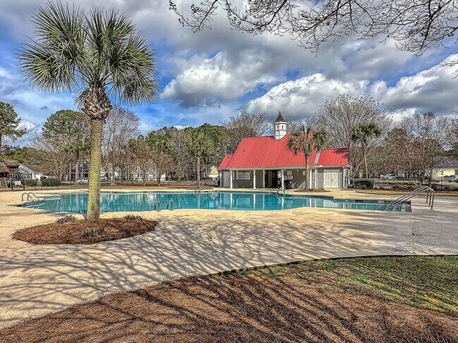 Building Photo - Easy, Modern Comfort in a Prime Charleston Location!