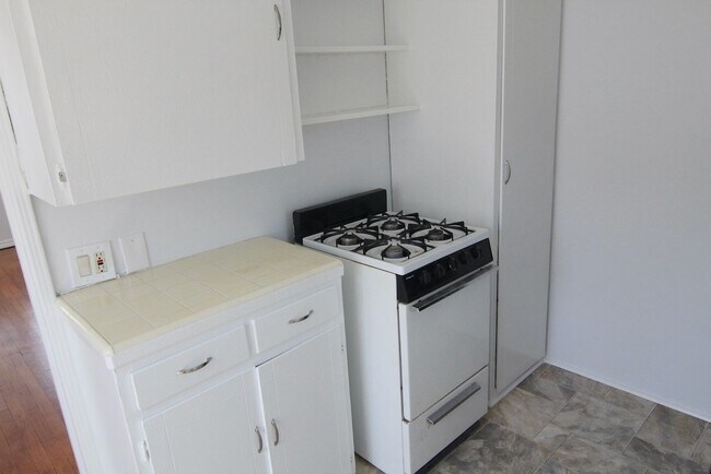 Building Photo - 9217 Alcott St