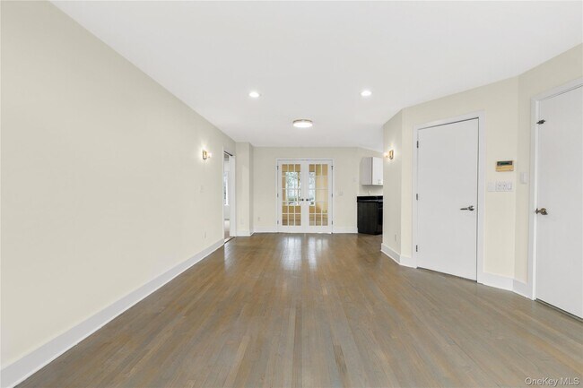 Building Photo - 301 S Ridge St