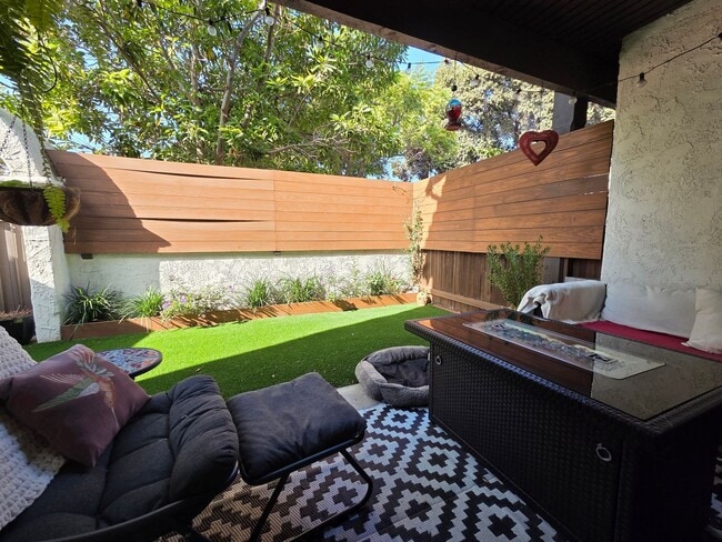 Building Photo - 2 Bedroom 2.5 Bath Town House in West Ventura