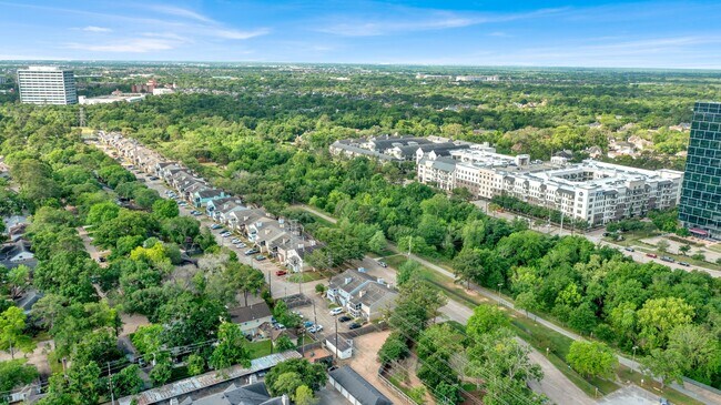 Building Photo - 770 Memorial Mews St