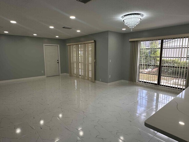 Building Photo - 1900 Manor Cir SE