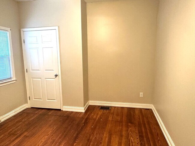 Building Photo - Renovated Germantown House in Great Location