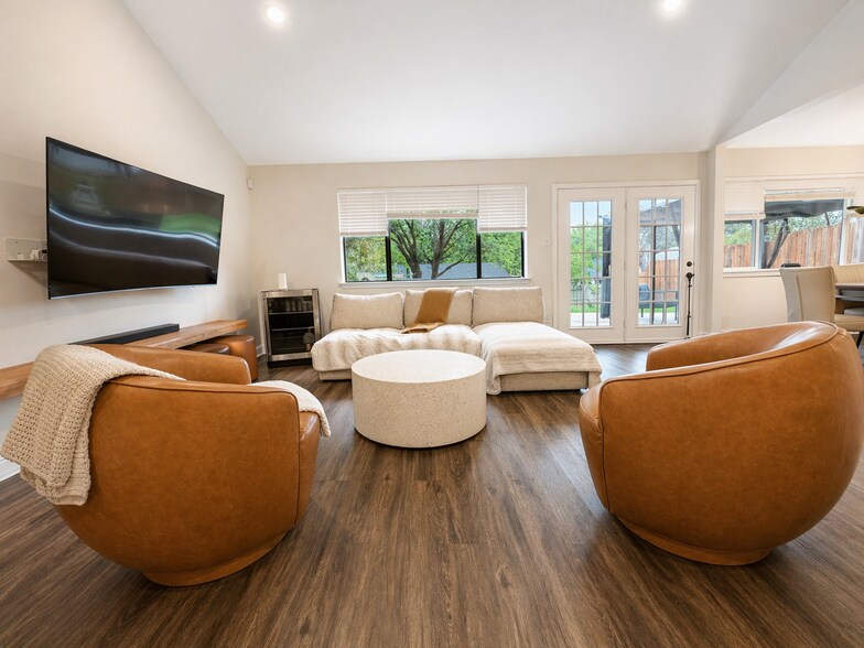 Building Photo - 3840 Horizon Dr