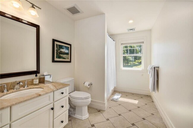 Building Photo - 303 Howland Ave