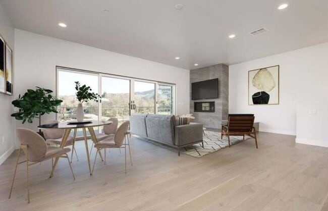 Building Photo - Stunning 3bed 2.5 Bath Terraza home