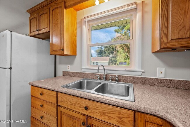 Building Photo - Nice 3 Bedroom Home -2503 Country Club Rd.