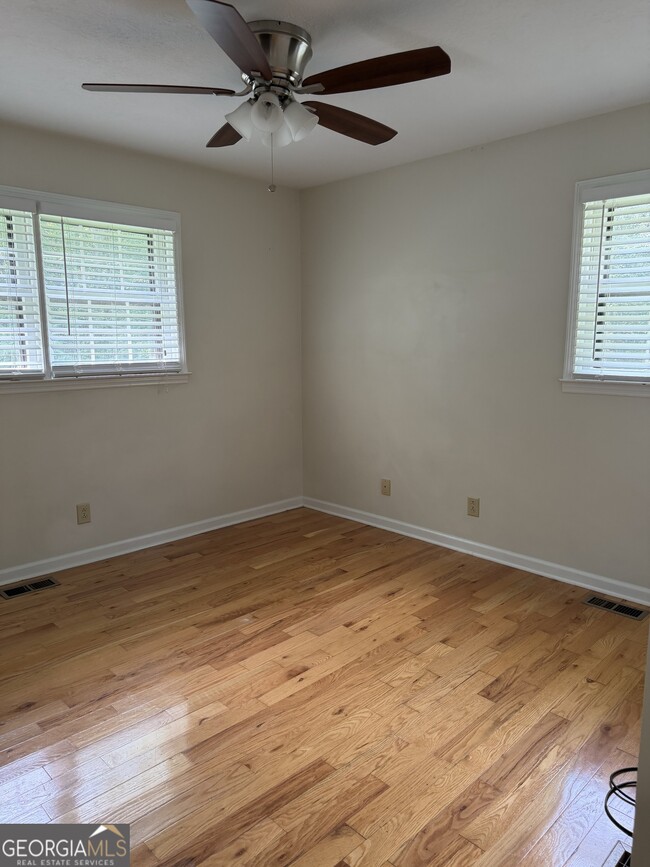 Building Photo - 402 Skyline Dr