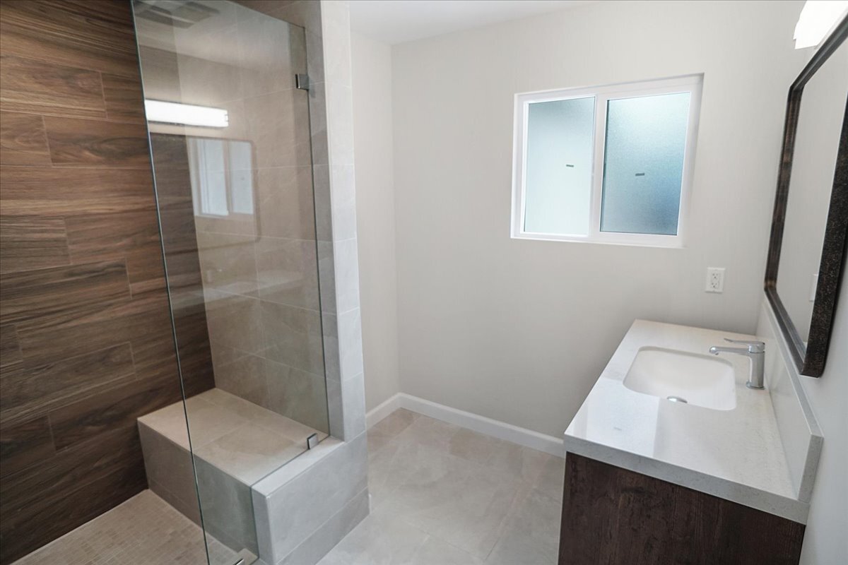 guest bathromm 2 - 22934 Roscoe Blvd