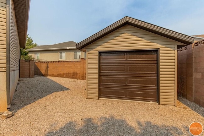 Building Photo - Charming home