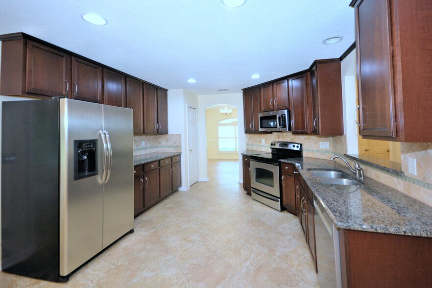 Kitchen with floor to ceiling cabnitry - 4538 Palmetto Cove Ln