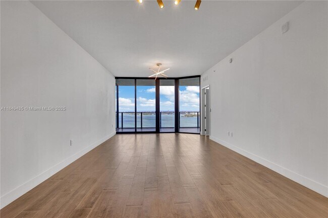 Building Photo - 700 NE 24th St