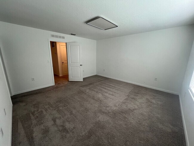 Building Photo - Modern 3-Bed Townhome w/ Garage in Desirable Davenport Community