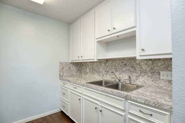 Building Photo - 2900 Mesquite Ln