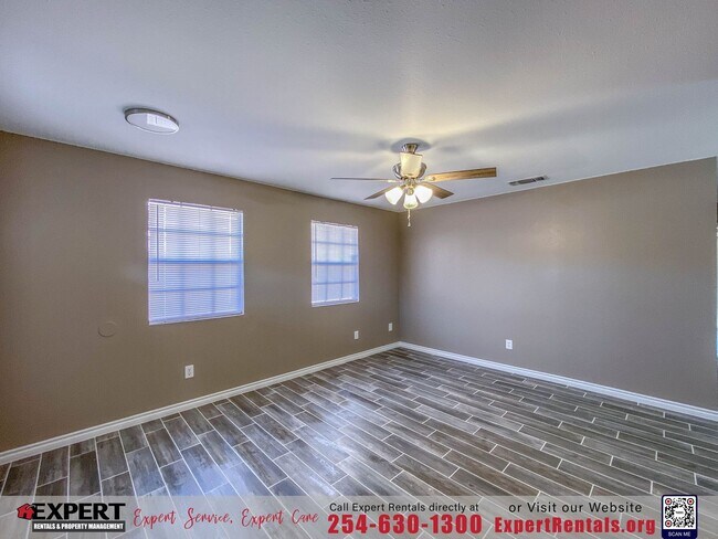 Building Photo - 2 bedroom/ 1 bath with one car garage.