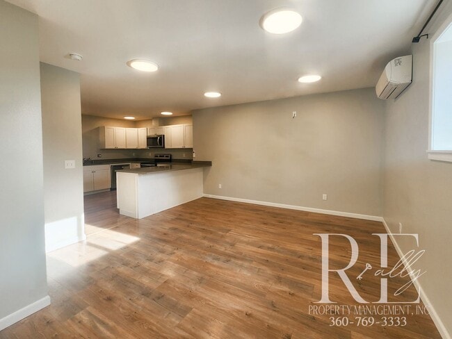 Building Photo - Quality Remodeled 2-Bed in Prime Location