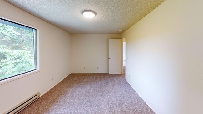 Building Photo - Charming Condo in the Heart of Oak Harbor!...