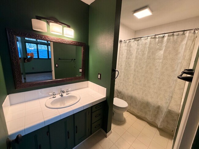 Building Photo - Large (5) bedroom home in a well established Anchorage neighborhood!