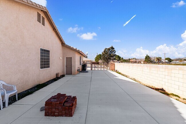 Building Photo - Stunning and Beautifully Spacious Home
