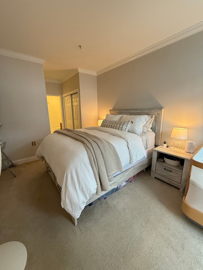 Building Photo - 300 W Elm St