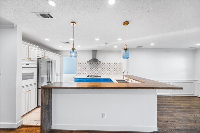 Building Photo - 1422 Gardenia Dr