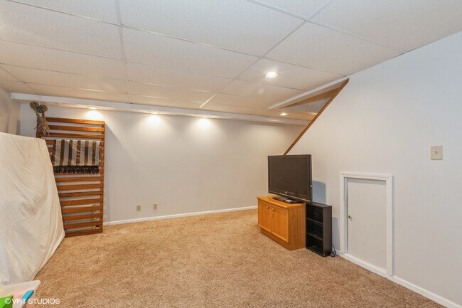 Building Photo - 446 Quail Dr
