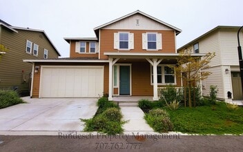 Building Photo - Beautiful 4 Bed / 3 Bath Home in Desirable...