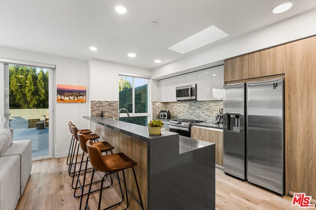 Building Photo - 4806 Sylmar Ave