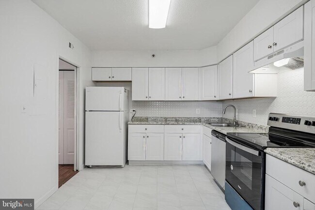 Building Photo - 3713 S George Mason Dr