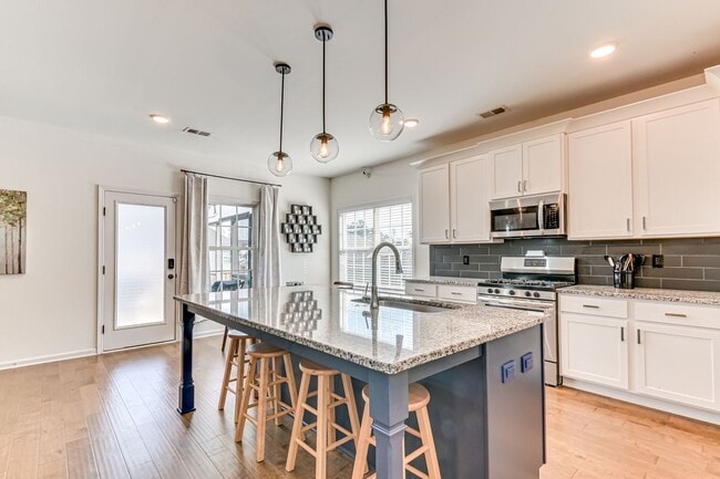 Building Photo - Two Story home in Quaker Knoll! Ready now !