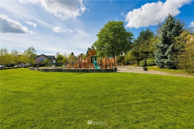Building Photo - Beacon Hill 3bed 2.5bath Home