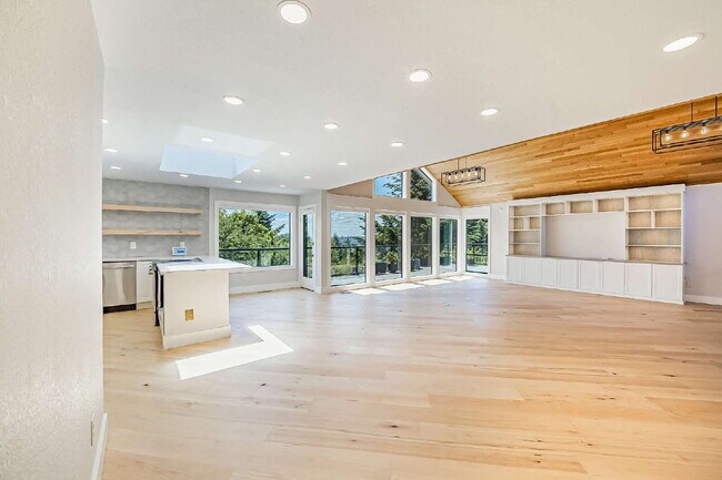Building Photo - Sophisticated and Elegant home is located in Harbor Ridge at Browns Point. Spacious 4 bedroom, 4 ...