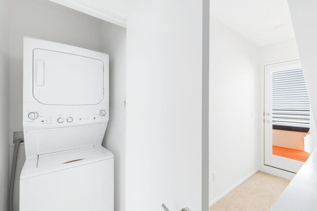 Building Photo - 2 Bedroom 2 Bath Townhome with Rooftop Deck in Crown Hill