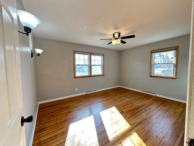 Building Photo - Updated 3 bedroom house in Badger now available! $1550