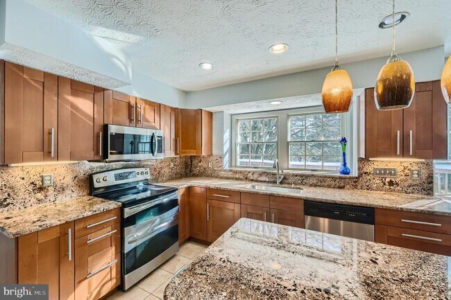 Building Photo - 8 Sapphire Hill Ct