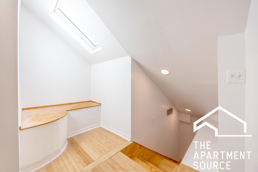 Building Photo - 1900 S Throop St