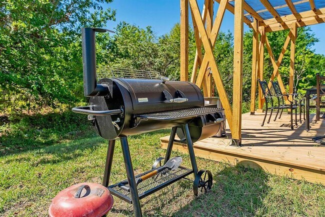 Building Photo - 2832 Rodeo Dr