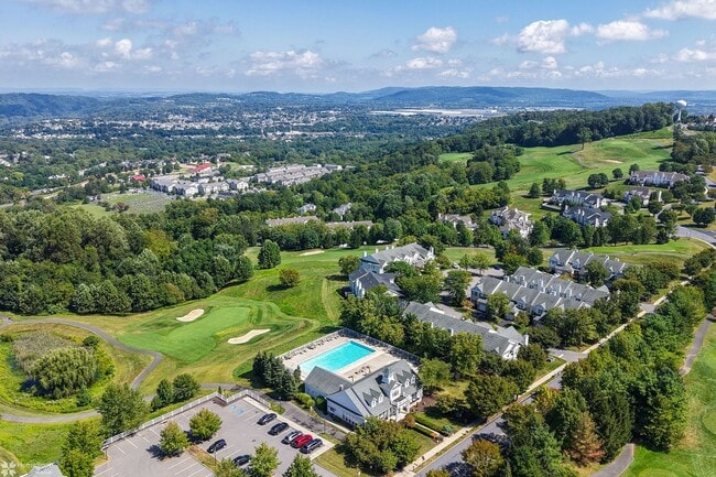 Building Photo - Bright, spacious 2-bedroom / 2-bath condo available now!