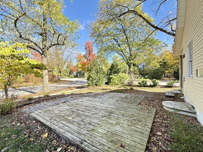 Building Photo - 718 Indianola Ave