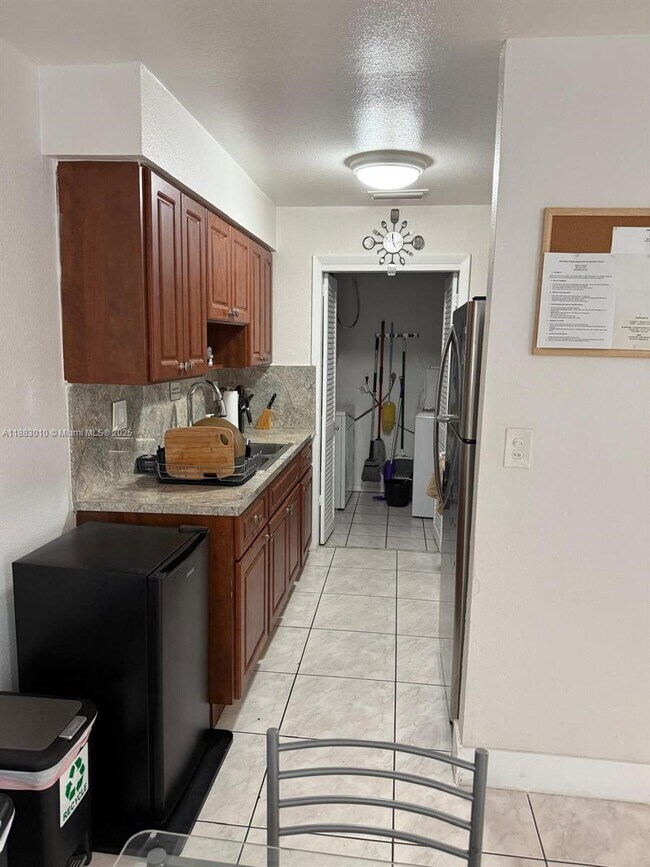 Building Photo - 824 SW 12th Ct
