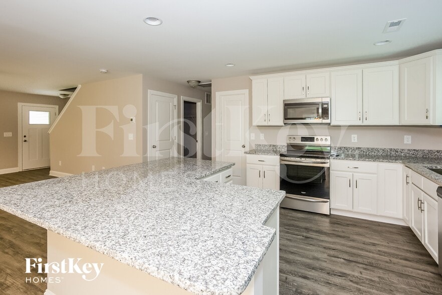 Building Photo - 667 White Oaks Rd