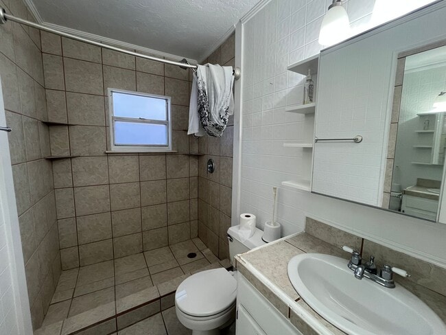 Building Photo - Spacious 3-Bedroom home with Huge Fenced Yard & Pole Barn – Live Oak, FL